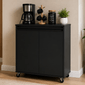 Aparador buffet multiuso preto de 60cm em MDF com rodízios, ambientado como cantinho do café em sala moderna.