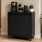 Aparador buffet multiuso preto de 60cm em MDF com rodízios, ambientado como cantinho do café em sala moderna.